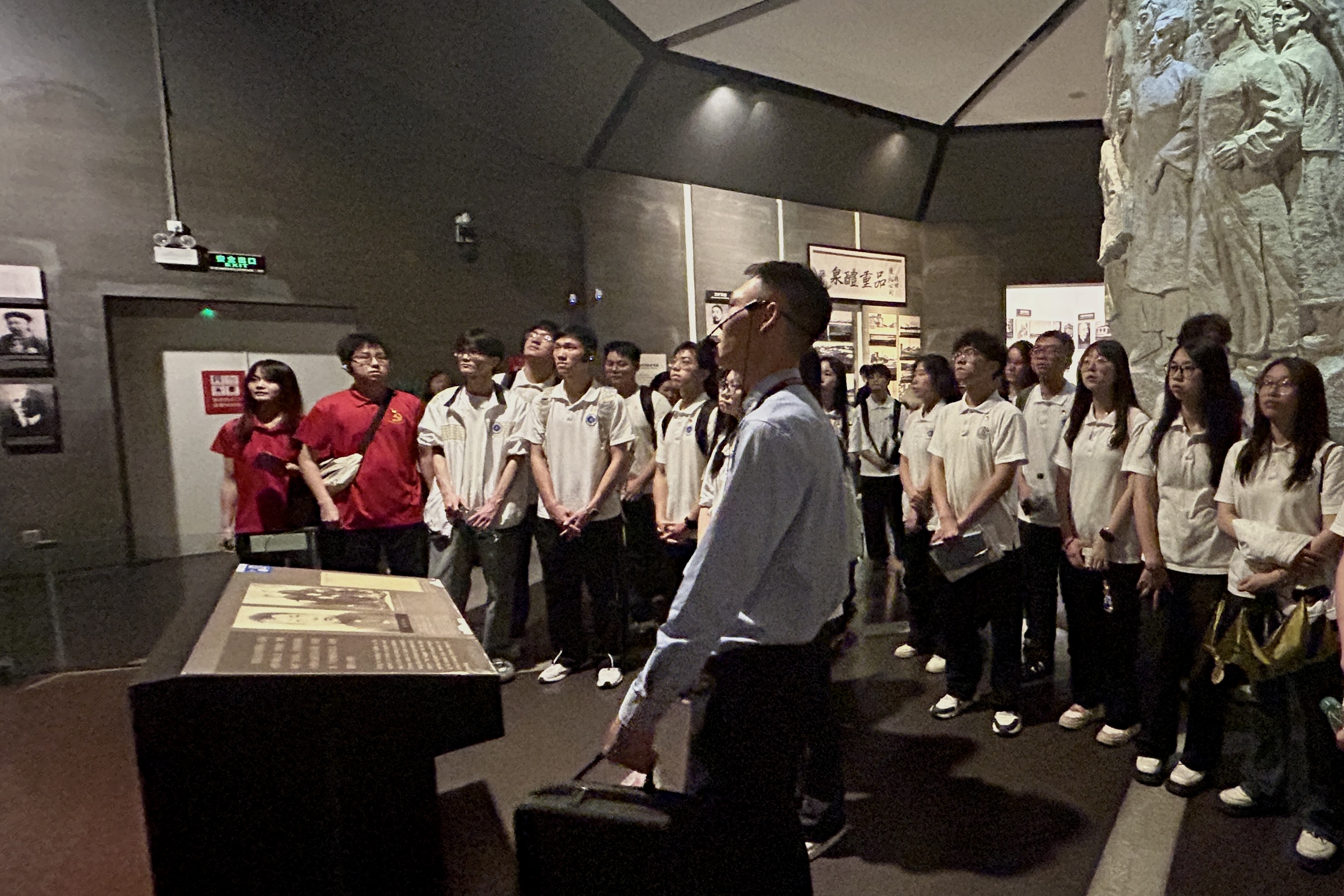 学员观览纪念馆.jpg