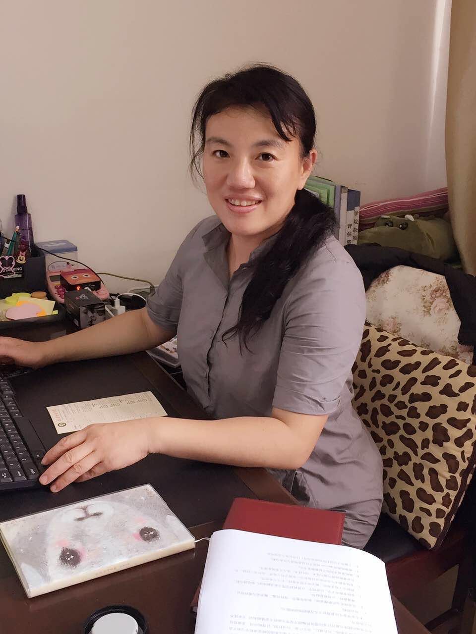 广州商学院-太阳成集团tyc33455-余华-工作照2.jpg